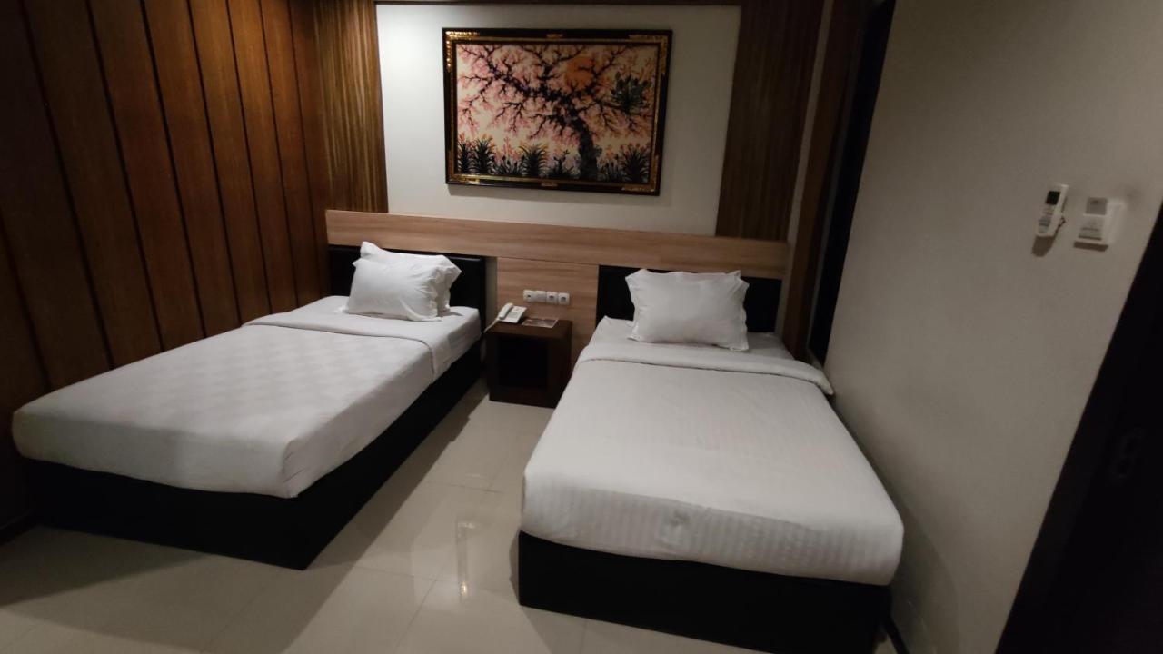 Mirabell Hotel & Convention Hall Malang Exterior foto